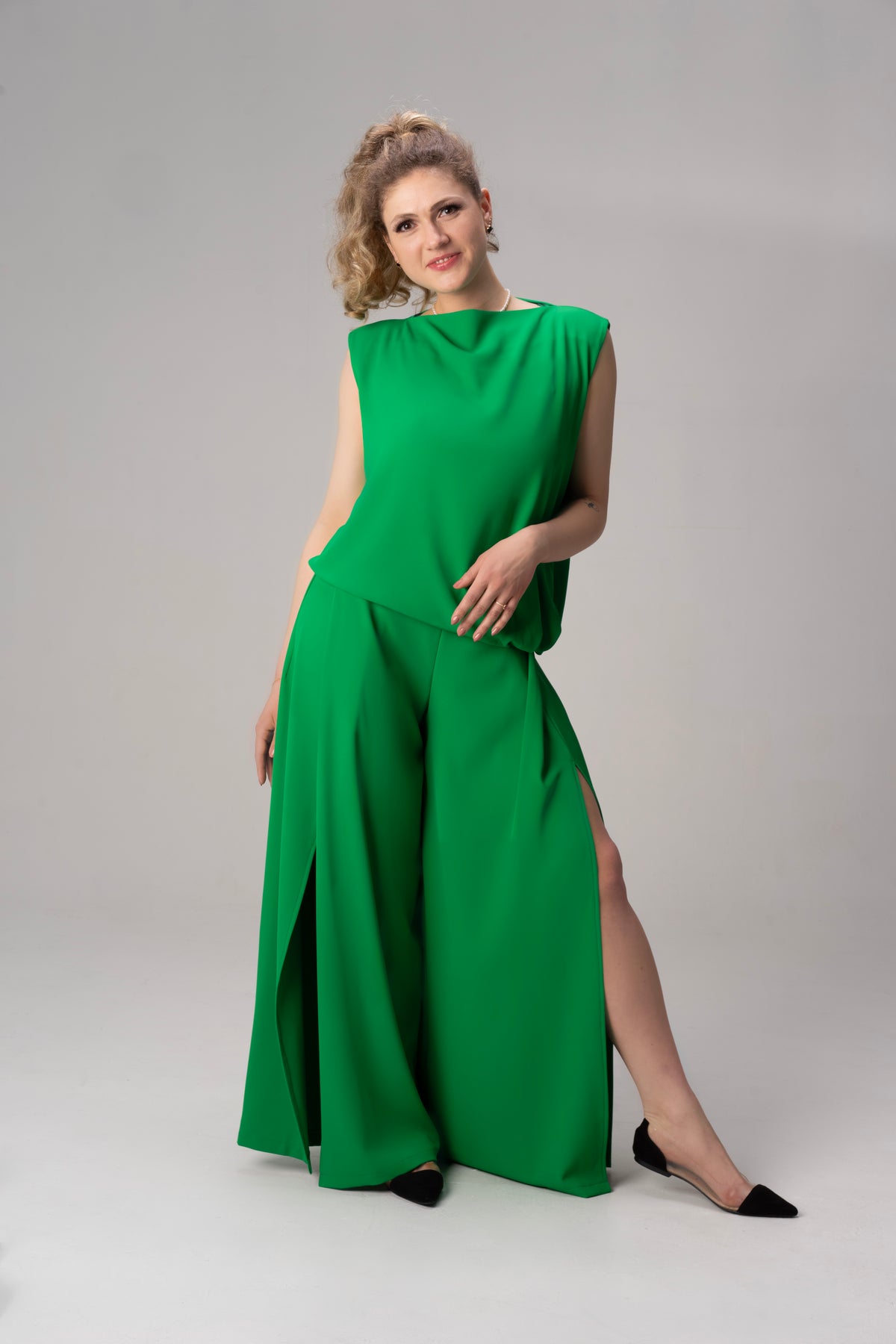 special-occasion-outfit-for-woemn-in-green-elegant-blouse-wide-leg-trousers-perfect-for-curvy-women